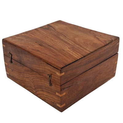 Elegantní dřevěná dárková krabička 20x20x11 cm s tmavě modrou vložkou a možností personalizace gravírováním