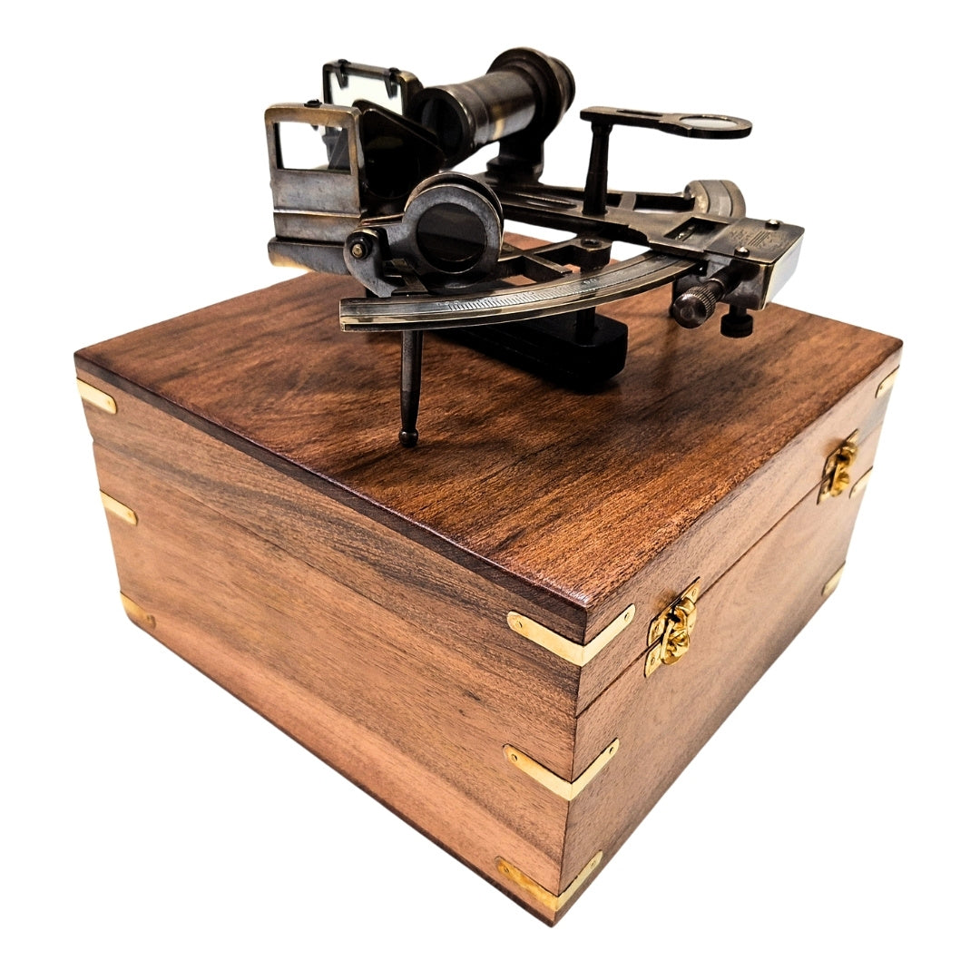 Sextant din alamă în cutie de lemn – replică - NC1517