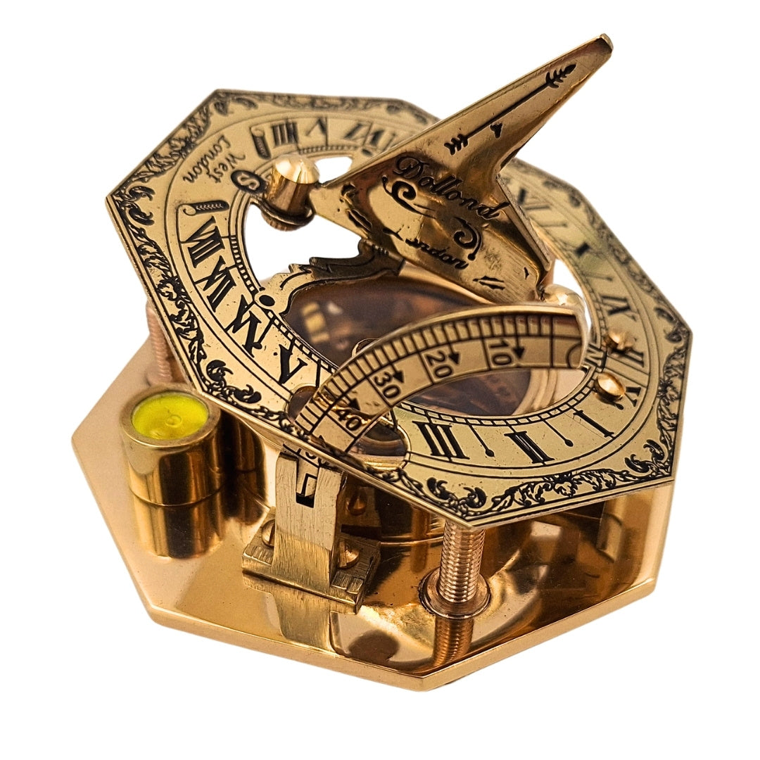 Mosazný kompas v elegantní kožené krabičce s možností gravírování – retro vintage dárek pro cestovatele, námořníka - výška 8 cm, elegantní design z mosazi