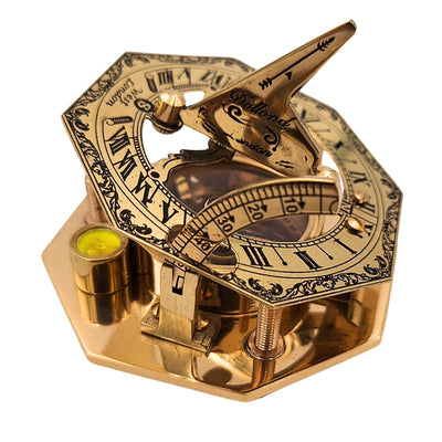 Mosazný kompas v elegantní kožené krabičce s možností gravírování – retro vintage dárek pro cestovatele, námořníka - výška 8 cm, elegantní design z mosazi