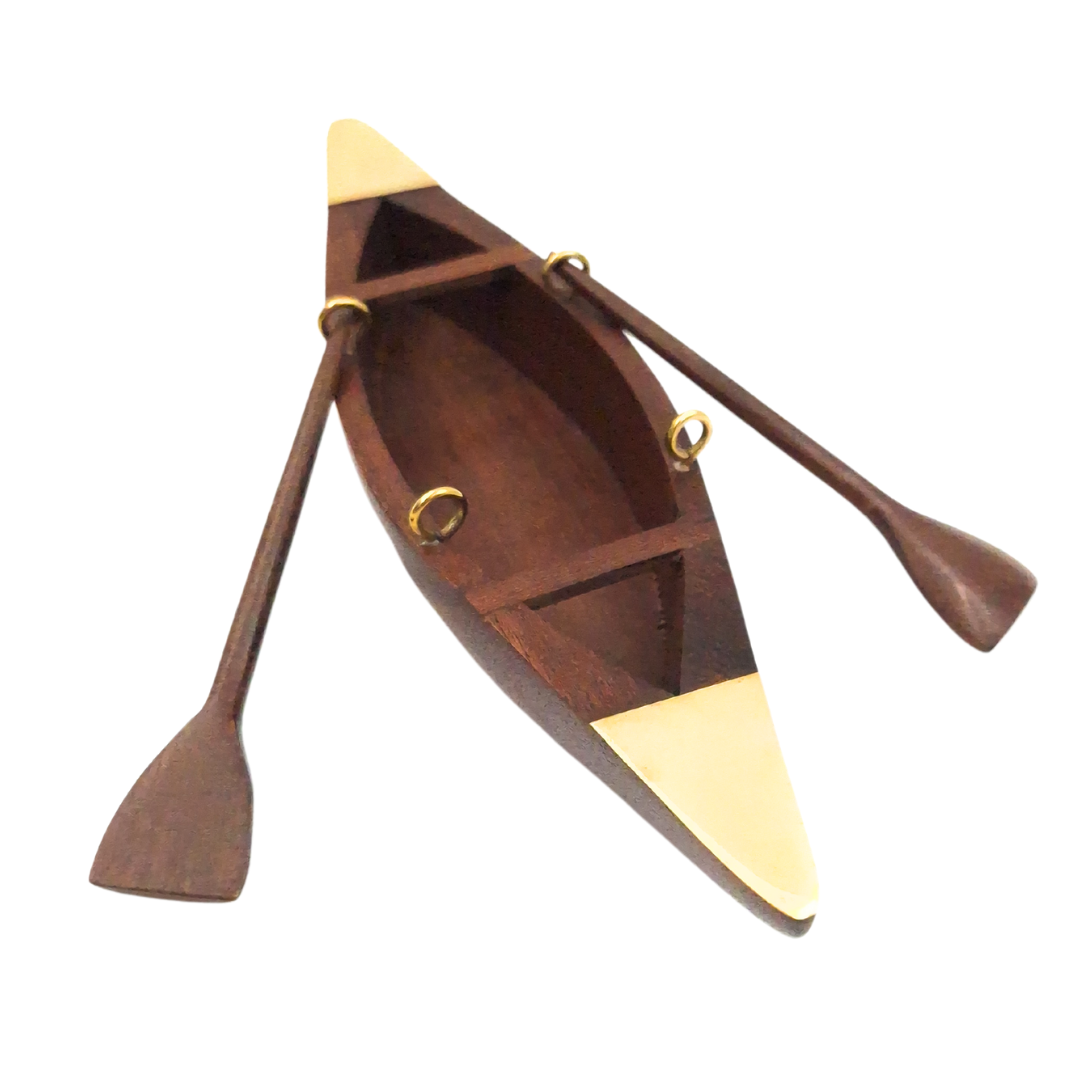 Elegantni drveni model broda 25 cm - ukras za radni stol s mjedenim elementima - idealan poklon za jedriličara s mogućnošću personalizacije gravurom - nautički i retro stil