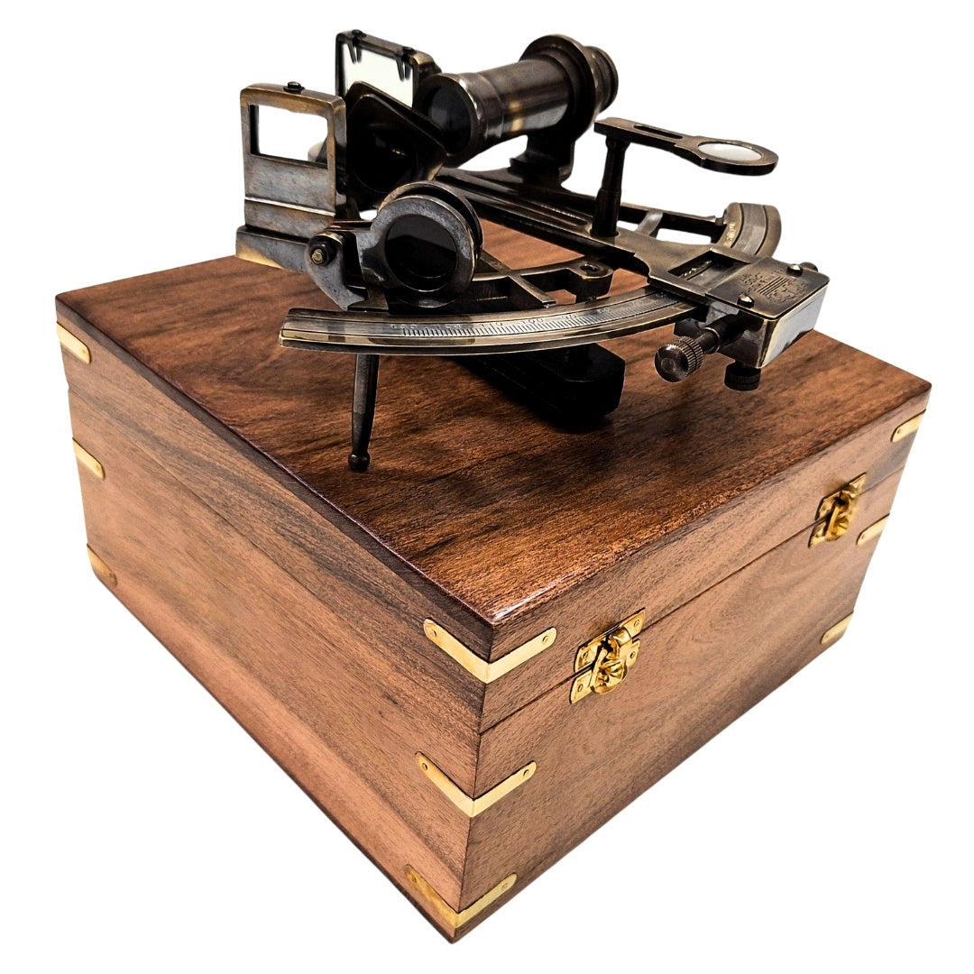 Sextant din alamă în cutie de lemn – replică - NC1517