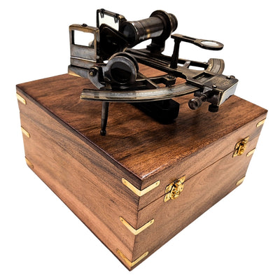 Sextant din alamă în cutie de lemn – replică - NC1517