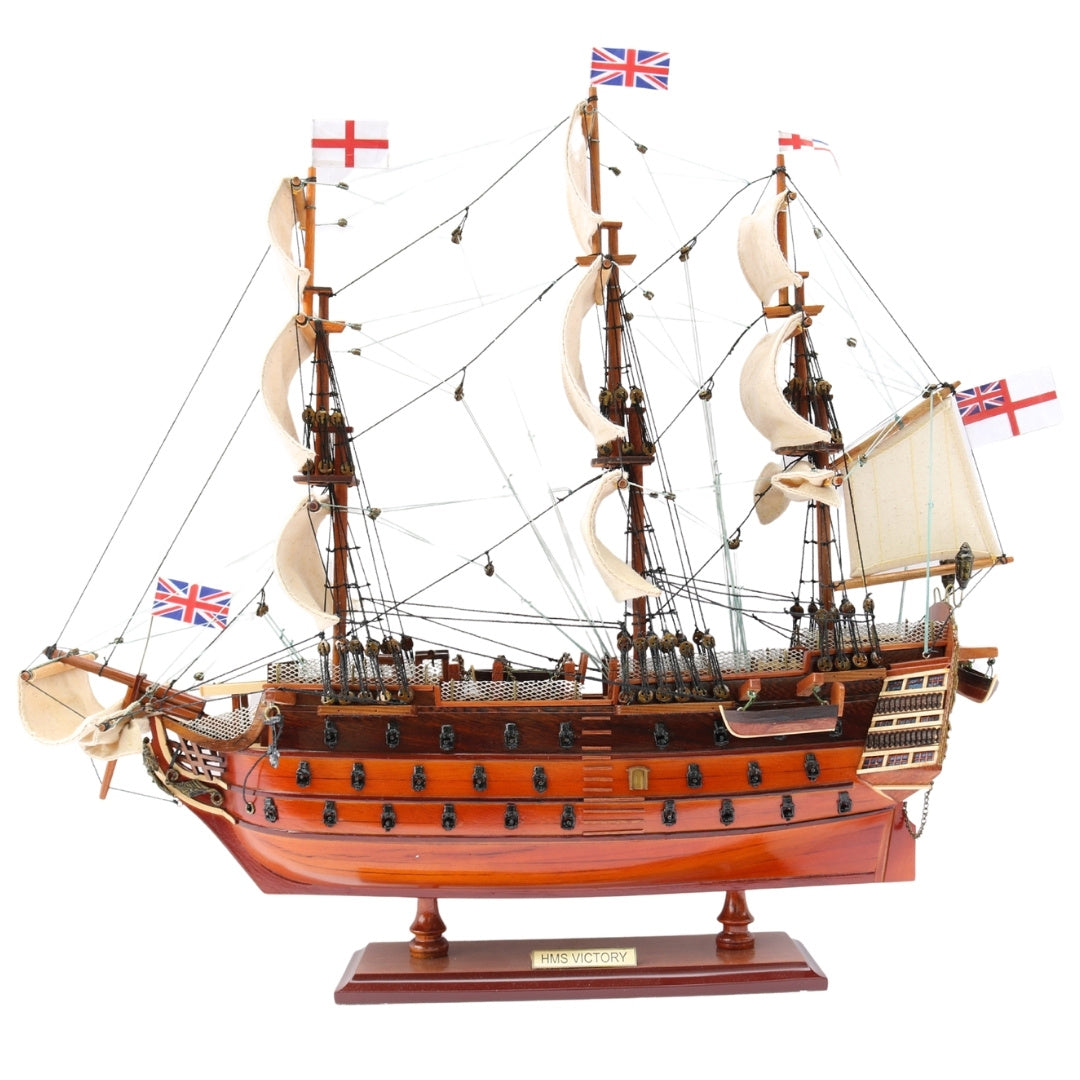 Sestavený model plachetnice HMS Victory 54 cm - ručně vyrobená replika s možností personalizace gravírováním - ideální dárek pro milovníky plachtění - vysoká kvalita, elegantní dřevěný podstavec