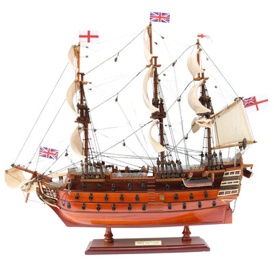 Sestavený model plachetnice HMS Victory 54 cm - ručně vyrobená replika s možností personalizace gravírováním - ideální dárek pro milovníky plachtění - vysoká kvalita, elegantní dřevěný podstavec