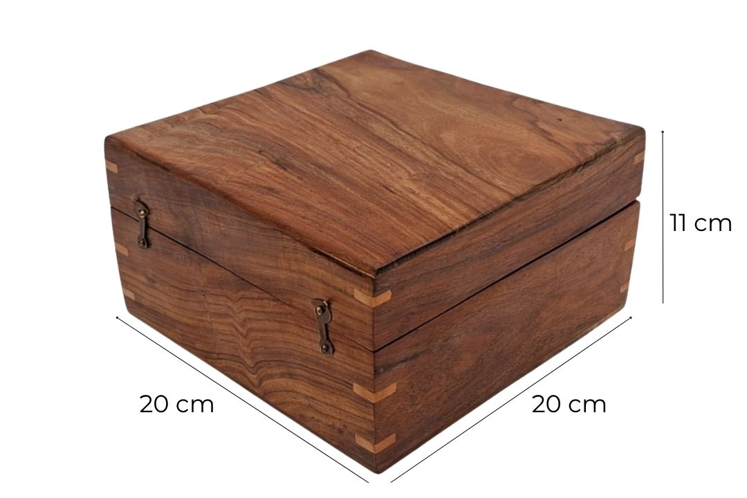 Elegantní dřevěná dárková krabička 20x20x11 cm s tmavě modrou vložkou a možností personalizace gravírováním