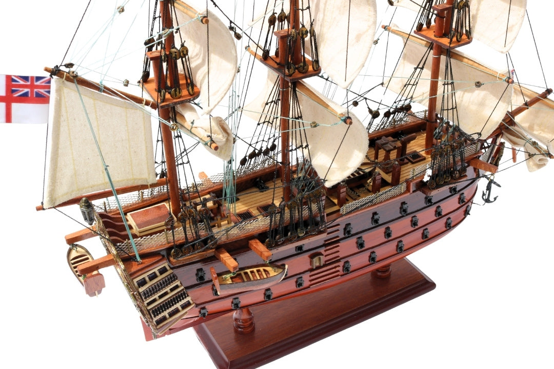 Sestavený model plachetnice HMS Victory 54 cm - ručně vyrobená replika s možností personalizace gravírováním - ideální dárek pro milovníky plachtění - vysoká kvalita, elegantní dřevěný podstavec