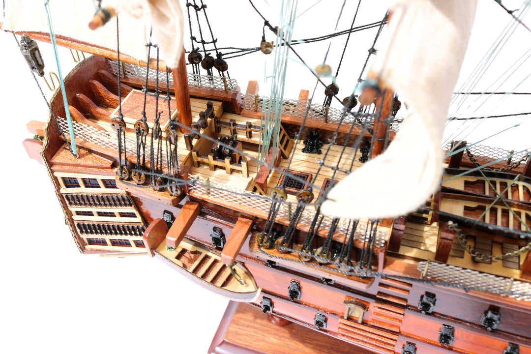 Sestavený model plachetnice HMS Victory 54 cm - ručně vyrobená replika s možností personalizace gravírováním - ideální dárek pro milovníky plachtění - vysoká kvalita, elegantní dřevěný podstavec