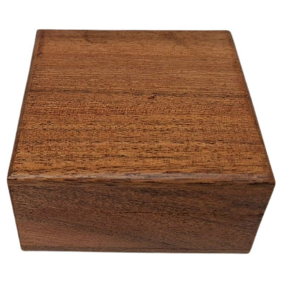 Medinė dovanų dėžutė–skrynelė 8x8cm su tamsiai mėlynu įdėklu ir galimybe personalizuoti graviravimu