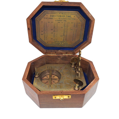 Elegant Brass Compass with Sundial in a Wooden Box - Ideal Gift for Travelers, Retro Style, Dimensions: 11.5 x 8.8 x 9.0 cm, Material: Brass and Wood