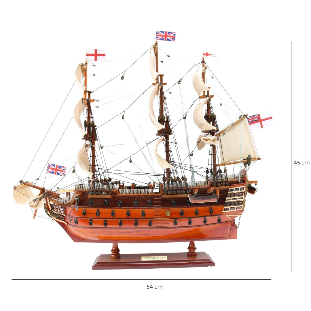 Sestavený model plachetnice HMS Victory 54 cm - ručně vyrobená replika s možností personalizace gravírováním - ideální dárek pro milovníky plachtění - vysoká kvalita, elegantní dřevěný podstavec