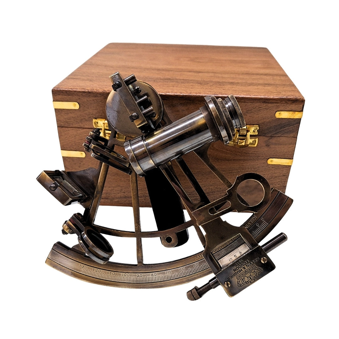 Sextant din alamă în cutie de lemn – replică - NC1517