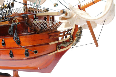 Sestavený model plachetnice HMS Victory 54 cm - ručně vyrobená replika s možností personalizace gravírováním - ideální dárek pro milovníky plachtění - vysoká kvalita, elegantní dřevěný podstavec