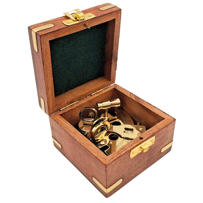 Mosazný sextant v dřevěné krabičce s možností gravírování – elegantní dárek pro jachtaře a námořníka, 7x7x4 cm, vysoce kvalitní mosaz a sklo