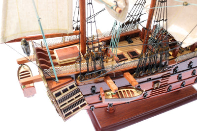 Sestavený model plachetnice HMS Victory 54 cm - ručně vyrobená replika s možností personalizace gravírováním - ideální dárek pro milovníky plachtění - vysoká kvalita, elegantní dřevěný podstavec
