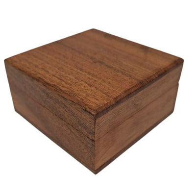 Medinė dovanų dėžutė–skrynelė 8x8cm su tamsiai mėlynu įdėklu ir galimybe personalizuoti graviravimu
