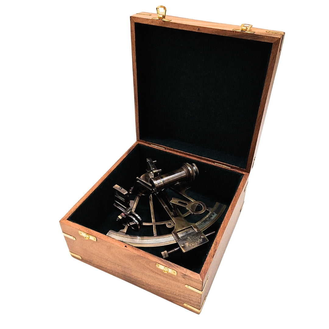 Sextant din alamă în cutie de lemn – replică - NC1517