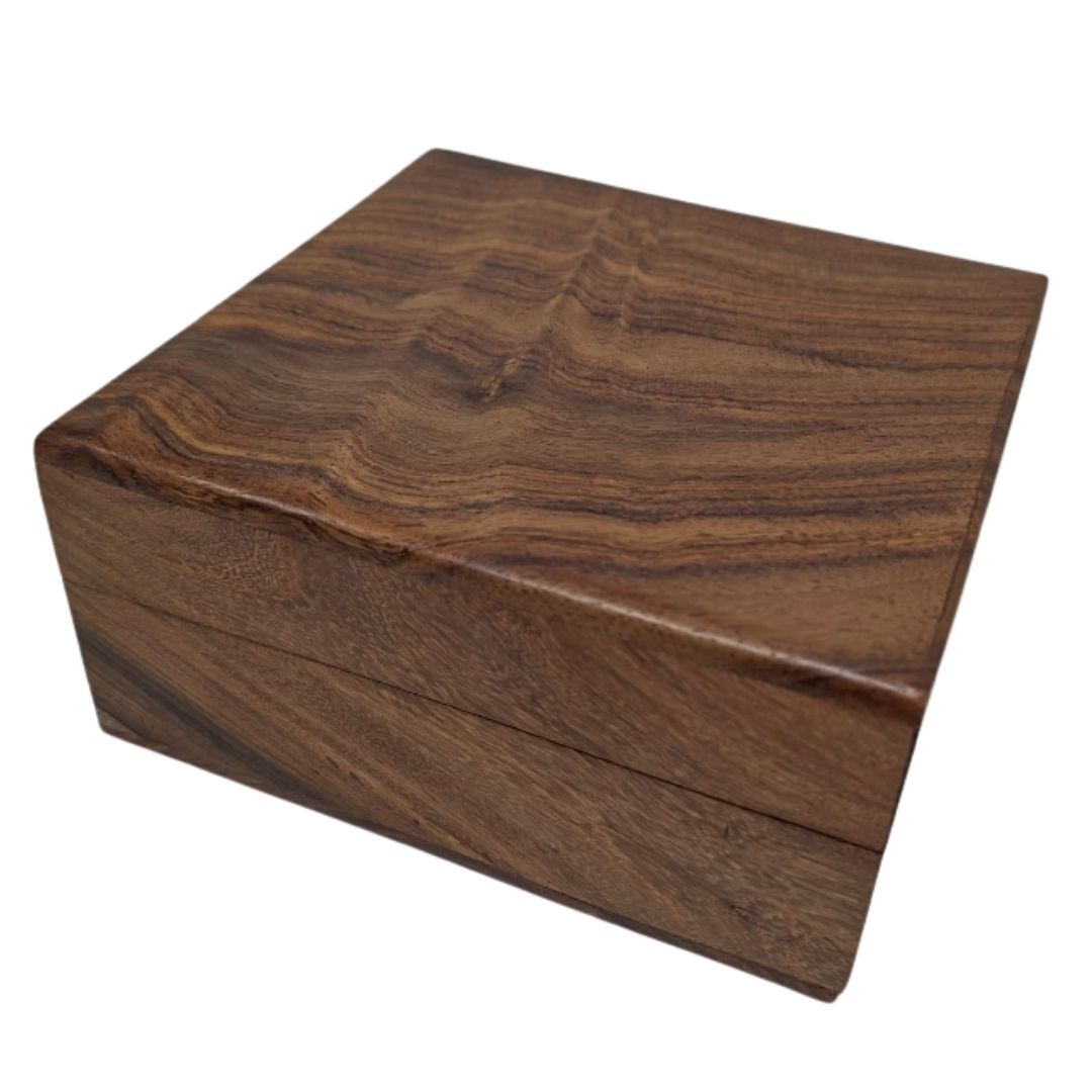 Elegantní dřevěná krabička s tmavě modrou vložkou 14x14x6,5 cm s možností personalizace gravírováním