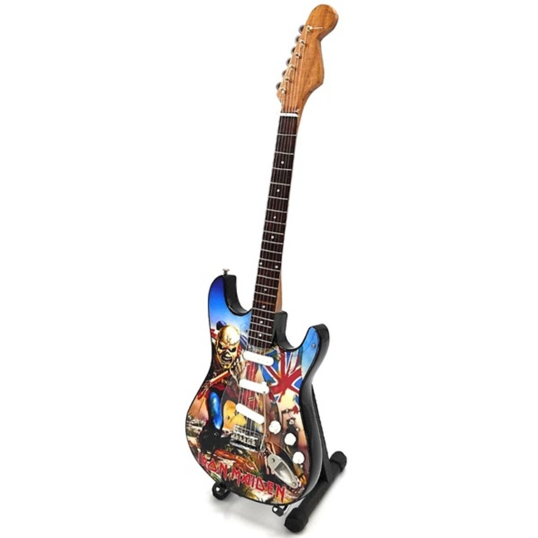 Mini guitarra decorativa Iron Maiden «The Trooper» de caoba - Adorno hecho a mano para fans de la música