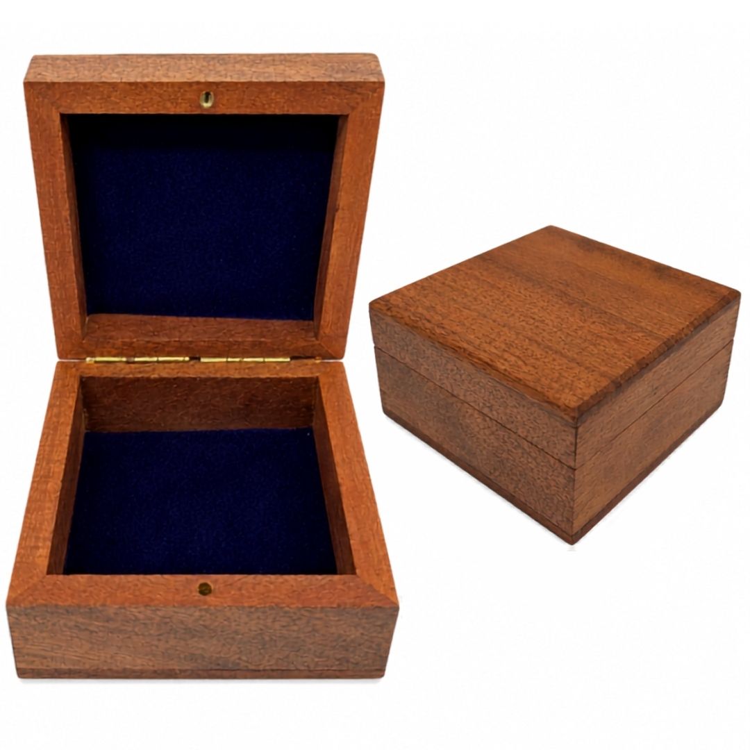 Medinė dovanų dėžutė–skrynelė 8x8cm su tamsiai mėlynu įdėklu ir galimybe personalizuoti graviravimu