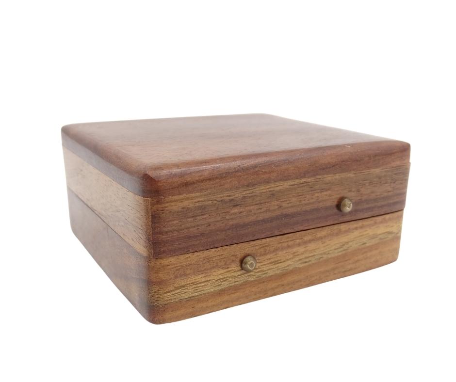 Brújula con reloj de sol Gilbert en caja de madera con opción de personalización mediante grabado