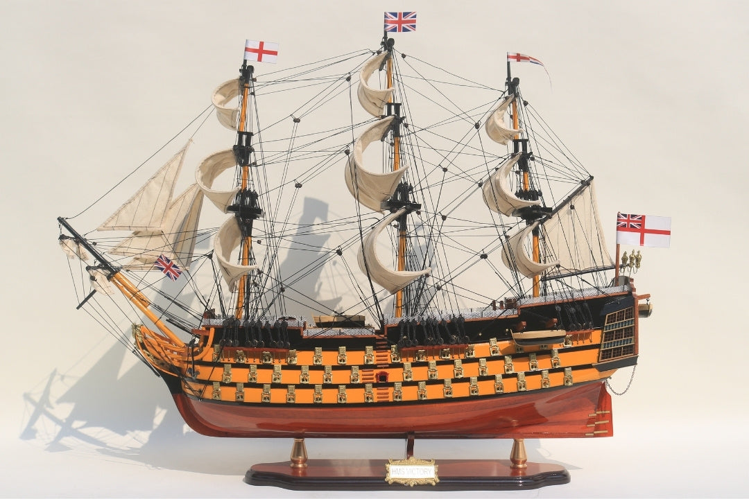 Sestavený model plachetnice HMS Victory 80cm s možností personalizace gravírováním - exkluzivní dekorace jako dárek, ručně vyrobená z exotického dřeva, vysoká kvalita a pečlivé zpracování detailů