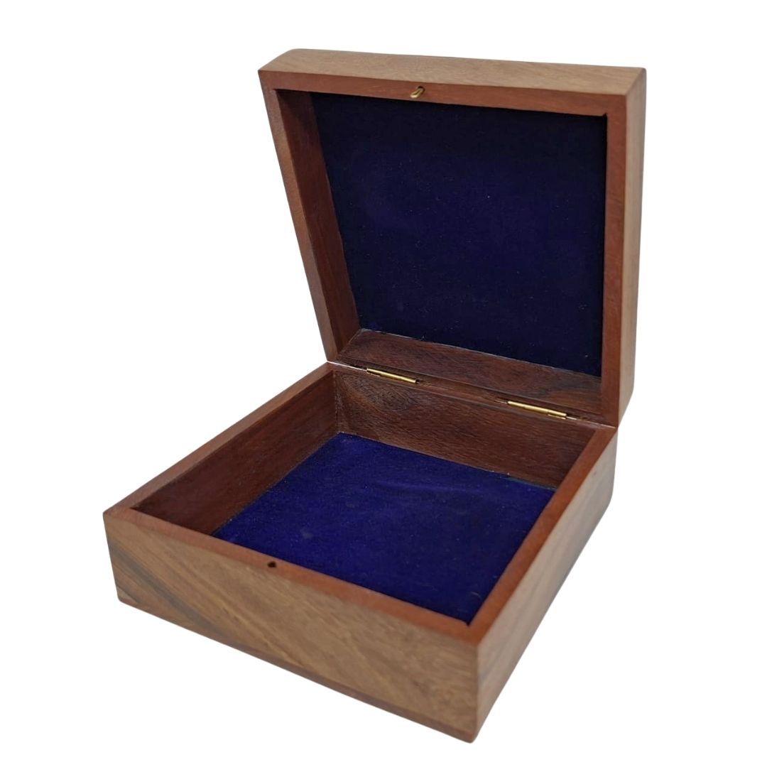 Elegantní dřevěná krabička s tmavě modrou vložkou 14x14x6,5 cm s možností personalizace gravírováním