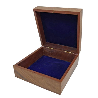 Elegantní dřevěná krabička s tmavě modrou vložkou 14x14x6,5 cm s možností personalizace gravírováním
