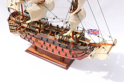 Sestavený model plachetnice HMS Victory 54 cm - ručně vyrobená replika s možností personalizace gravírováním - ideální dárek pro milovníky plachtění - vysoká kvalita, elegantní dřevěný podstavec