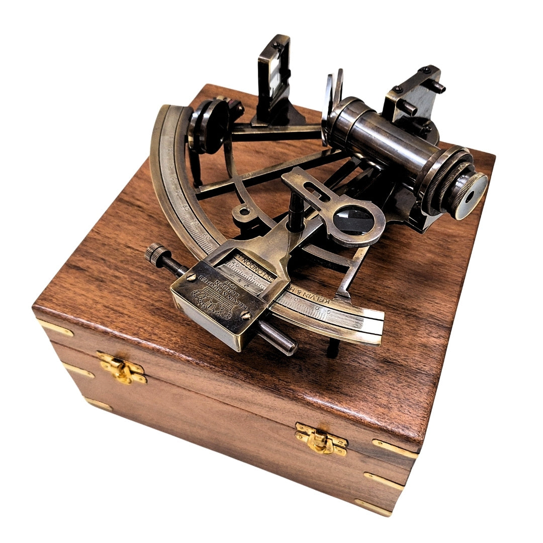 Sextant din alamă în cutie de lemn – replică - NC1517