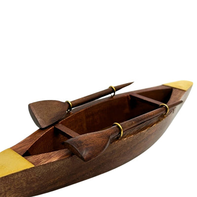 Elegantni drveni model broda 25 cm - ukras za radni stol s mjedenim elementima - idealan poklon za jedriličara s mogućnošću personalizacije gravurom - nautički i retro stil
