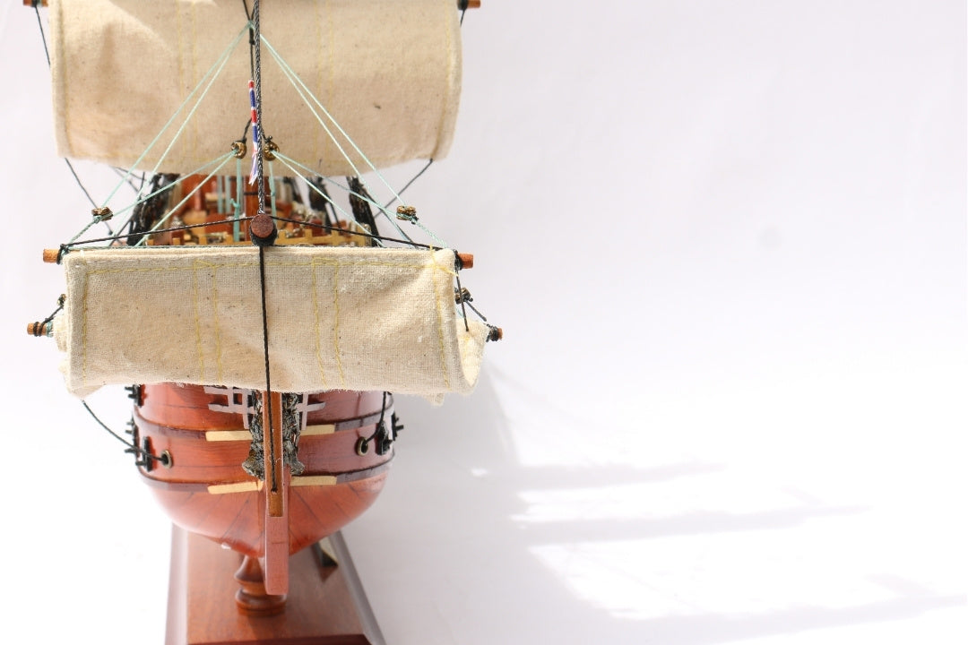Sestavený model plachetnice HMS Victory 54 cm - ručně vyrobená replika s možností personalizace gravírováním - ideální dárek pro milovníky plachtění - vysoká kvalita, elegantní dřevěný podstavec