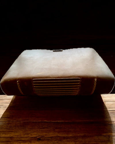 Premium piezīmju grāmatiņa "RetroNotes" – Eleganta piezīmju grāmatiņa no īstas ādas - 200 lapas, 120g, piezīmju grāmatiņa, skiču grāmata, brūna krāsa, personalizācija ar gravējumu