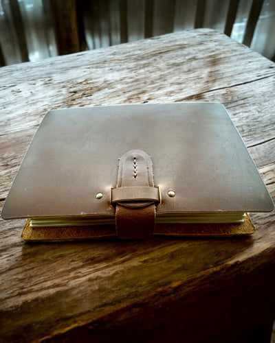 Premium piezīmju grāmatiņa "RetroNotes" – Eleganta piezīmju grāmatiņa no īstas ādas - 200 lapas, 120g, piezīmju grāmatiņa, skiču grāmata, brūna krāsa, personalizācija ar gravējumu