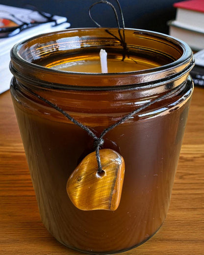 Intencinė žvakė Tigro Galia – Pasitikėjimas savimi ir gerovė, 250 ml, galimybė personalizuoti dangtelį dovanai