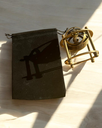 Astronominis laikrodis „Kosminė harmonija“ - galimybė personalizuoti graviravimu