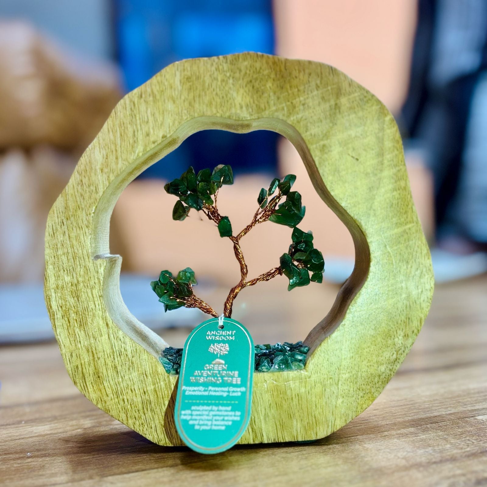 Zaļā aventurīna koku dārzs mango koka riņķī – rokdarbs ar 60 čipu akmeņiem – ideāls dāvanai – izmēri 17,5x17x4 cm, svars 350 g