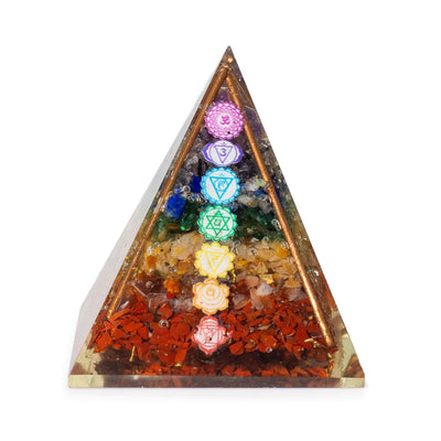 Střední orgonitová pyramida 7x6 cm s měděnými tyčemi a 7 čakrovými kameny - barevný prvek energetické harmonie jako dárek