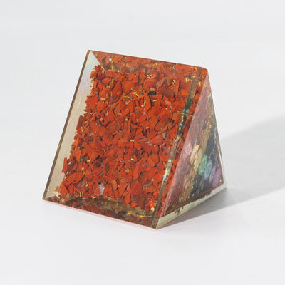 Střední orgonitová pyramida 7x6 cm s měděnými tyčemi a 7 čakrovými kameny - barevný prvek energetické harmonie jako dárek