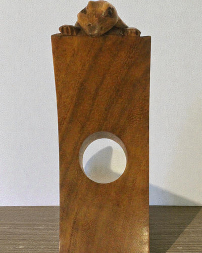 Gekon Balance – Artistic Balancing Wooden Wine Holder Made of Suar Wood