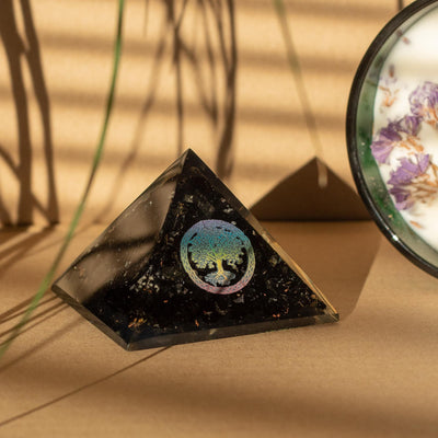 Pirâmide Orgonite Elegante de Turmalina Negra e Símbolo da Árvore da Vida - 5,5x4,5 cm
