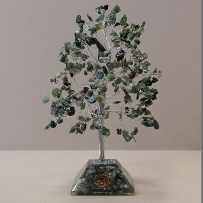 Árbol mágico con piedras de ágata musgosa sobre base de orgonita