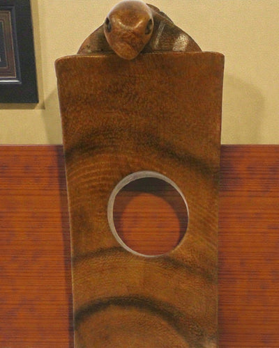 Tortu Balance – ručně vyřezávaný vyvažovací držák na víno ve tvaru želvy