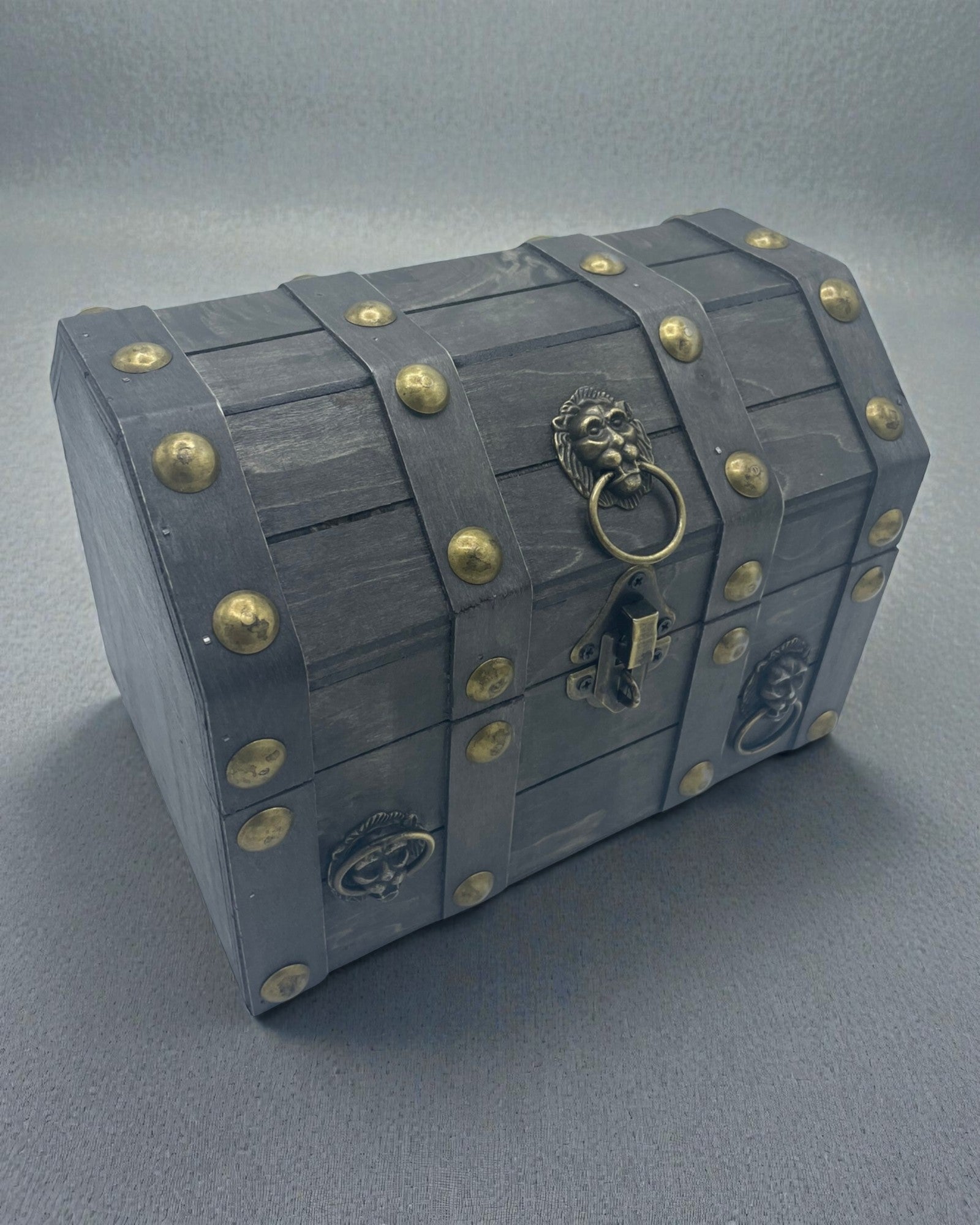Arca căutătorului de comori – Cutie mare, gri, de epocă, cu ferecături metalice