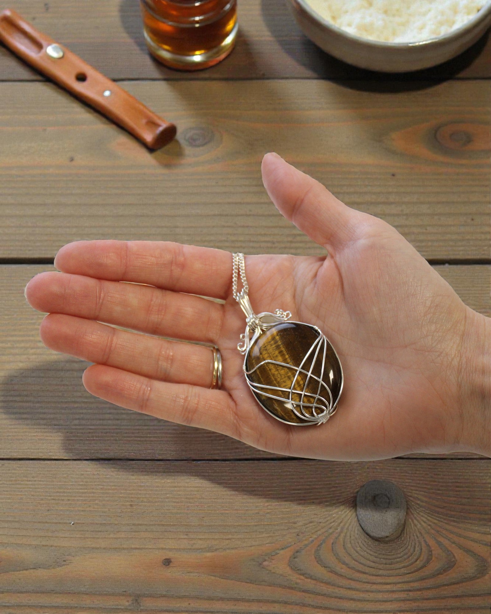 Zawijas Mocy – Ręcznie Oplatany Naszyjnik z Tygrysim Okiem