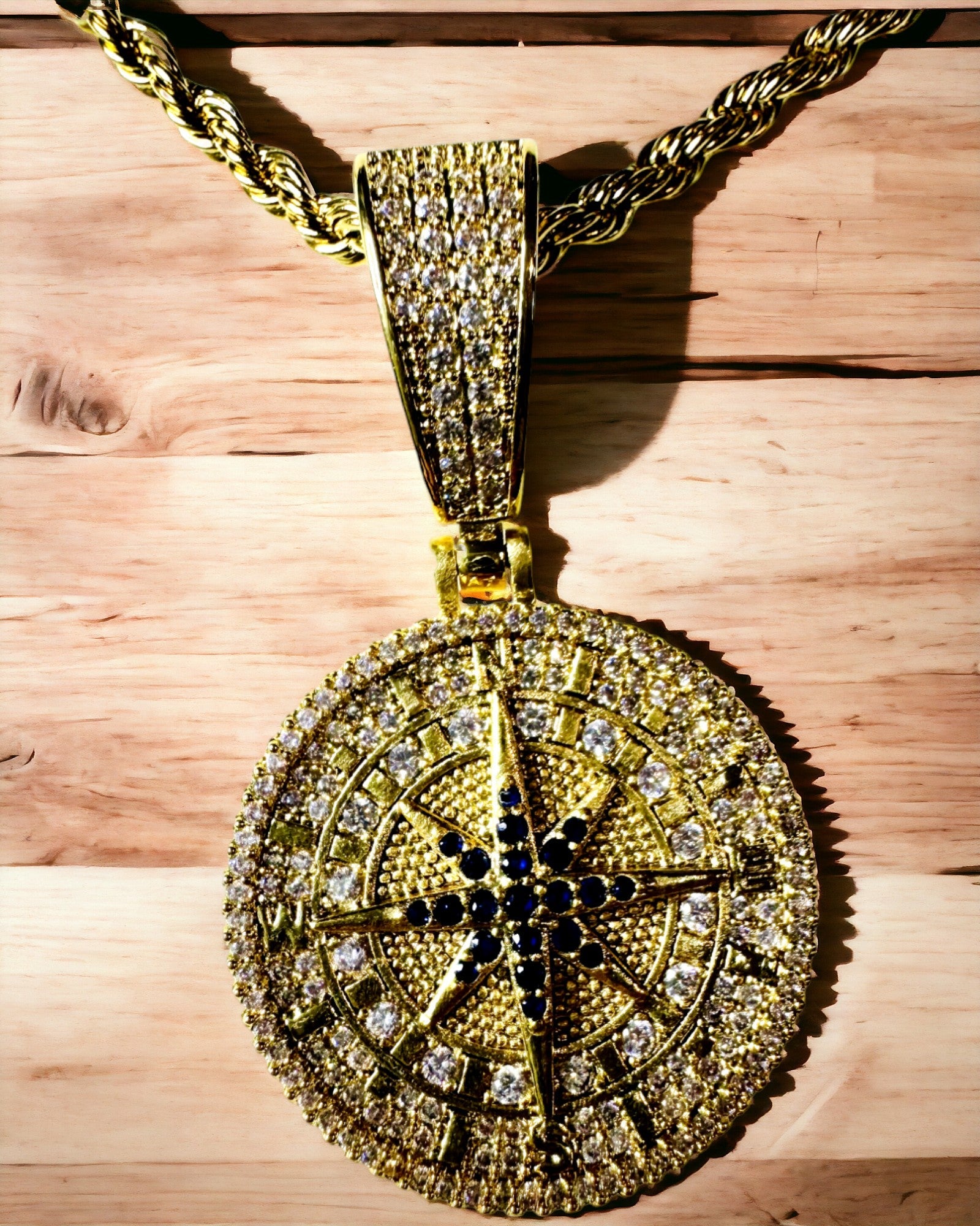 Colar com Pendente de Bússola em Estilo Glamour com Zircónias para Mulheres e Homens - 2 variantes à escolha, personalização com gravação para presente