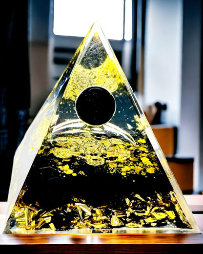 Křišťálová pyramida z ametystu - Přináší pozitivní energii a podporuje meditaci. Barva zlatá - černá