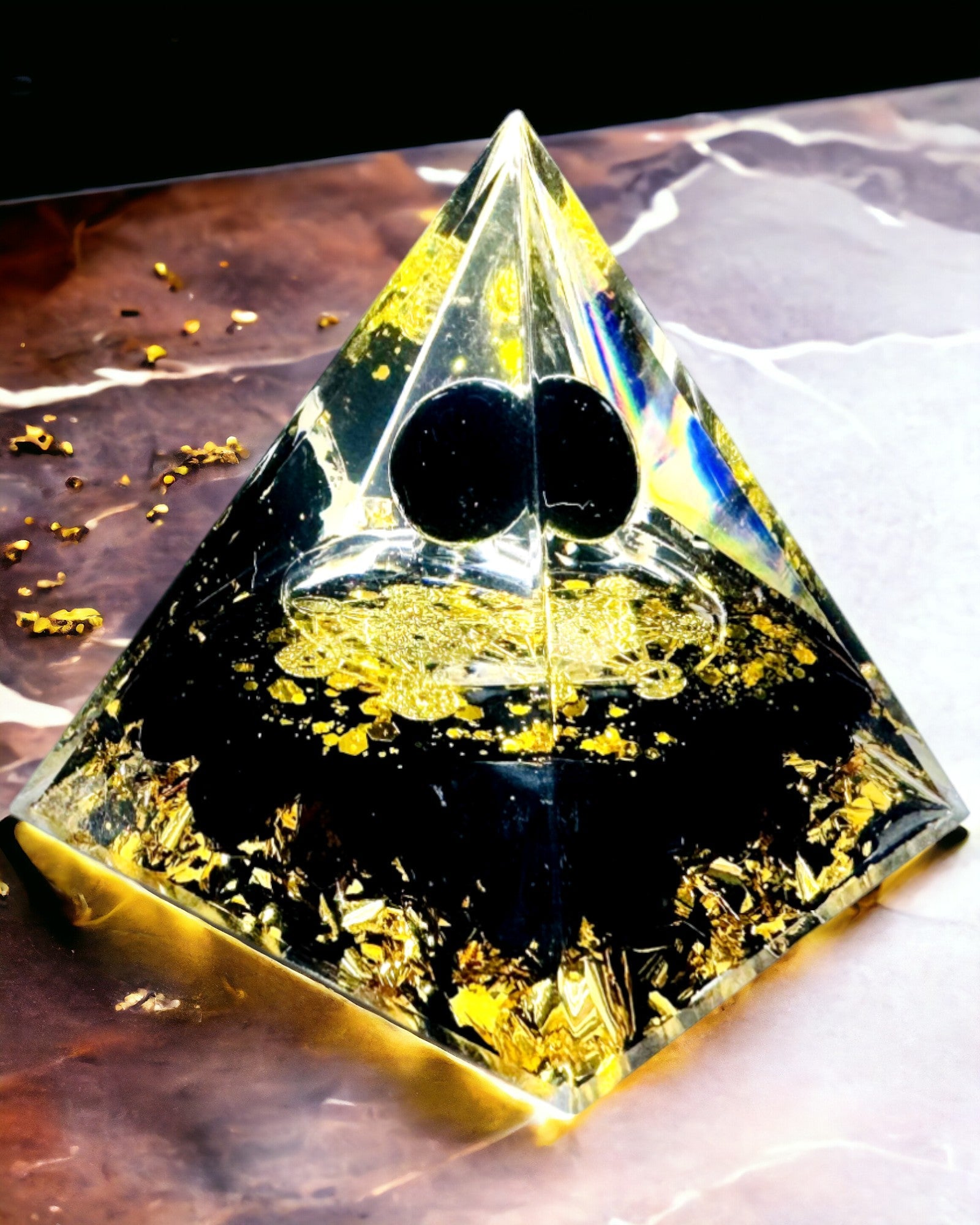 Křišťálová pyramida z ametystu - Přináší pozitivní energii a podporuje meditaci. Barva zlatá - černá