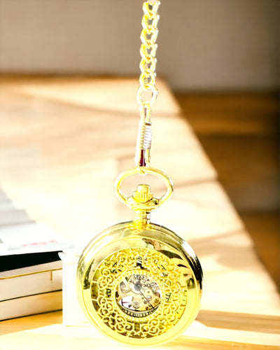 Reloj de Bolsillo Retro Tallado con Mecanismo de Cuerda Manual, color Dorado con Escala Romana y Esfera Luminosa, Estilo Vintage