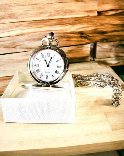 Reloj de Bolsillo Clásico con Números Romanos y Cadena, Cuarzo, Brillo de Acero - color plateado